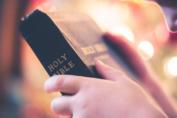 Biblija_u_ruci
