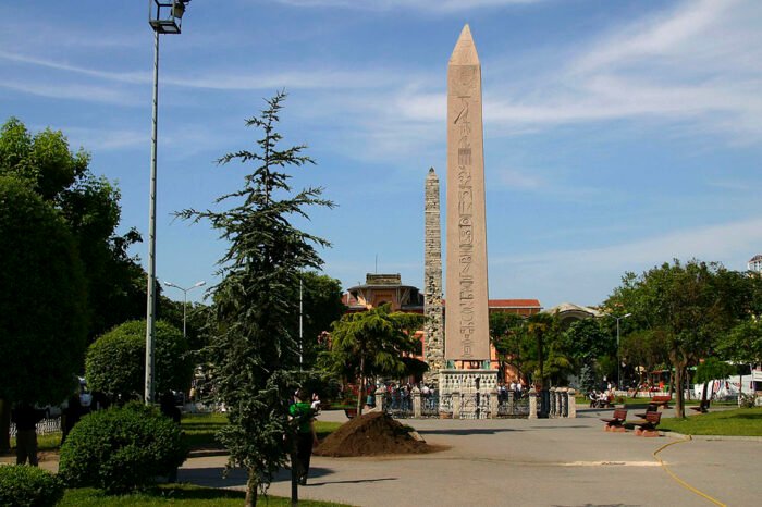 Teodosijev_obelisk